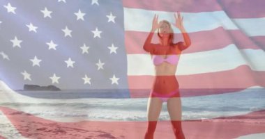 Yazın, beyaz bir kadının plajda bayrak sallaması. Usa, Amerikan vatanseverliği, ulusal bayrak ve yaşam tarzı konsepti dijital olarak oluşturulmuş video.