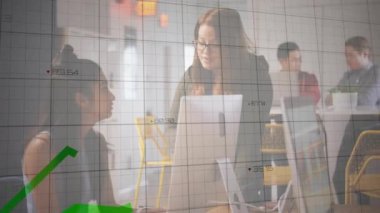 Ofisteki çeşitli iş adamları üzerinde işleyen yeşil hatların finans verilerinin animasyonu. Küresel iş, bağlantılar, hesaplama ve veri işleme kavramı dijital olarak oluşturulmuş video.