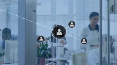 Ofisteki farklı insanlar üzerindeki simgelerle bağlantı ağının animasyonu. Küresel iş, hesaplama, ağlar, dijital arayüz ve dijital olarak oluşturulmuş video işleme kavramı.