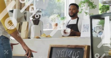 Kafeteryadaki çeşitli insanların yüzde yüz işaretleri. Küresel hesaplama, bağlantılar, ağlar, iş ve dijital arayüz kavramı dijital olarak oluşturulmuş video.