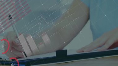 Kafkasyalı bir kızın not defterine yazdığı bölümün ortasındaki bilgi arayüzü animasyonu. Dijital bileşik, çocukluk, rapor, iş, büyüme, eğitim, ilerleme ve küresel konsept.