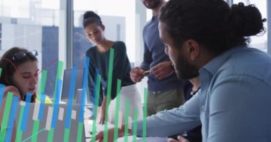 İstatistiksel veri işlemenin animasyonu. Ofiste tartışan farklı meslektaşlardan oluşan bir ekibe karşı. Bilgisayar arayüzü ve iş veri teknolojisi kavramı