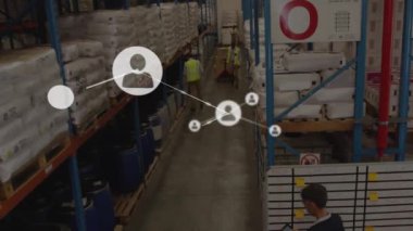 Afro-Amerikan işçilerin depoda yürüdüğü yüksek açılı görüntülerde bağlantılı simgelerin canlandırılması. Dijital bileşik, çoklu pozlama, iletişim, nakliye ve dağıtım kavramı.