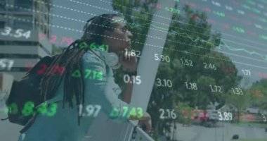 Çok renkli ticaret kurulunun canlandırması düşünceli, melez bir adamın ayakta durup doğaya bakması üzerine. Dijital bileşik, çoklu pozlama, soyut, iş ve borsa kavramı.