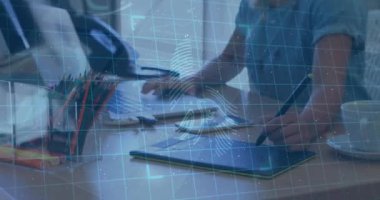 Kafkas iş kadınının elleri üzerinde dizüstü bilgisayar ve grafik tableti kullanarak biyometrik animasyon. Dijital bileşim, iş dünyası, parmak izi, güvenlik, teknoloji, yaratıcı ve ofis kavramı.