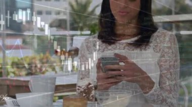 Finansal veri işleme ve akıllı telefonlu melez kadının animasyonu. Küresel iş, bağlantılar, hesaplama ve veri işleme kavramı dijital olarak oluşturulmuş video.