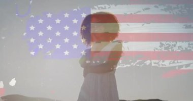 Sahilde eğlenen Afrikalı Amerikalı kadınlara karşı Amerikan bayrağının animasyonu. Bağımsızlık Günü kutlaması ve tatil konsepti