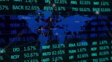 Siyah arkaplan üzerinde çizgiler, harita ve alım satım tahtasıyla bağlantılı noktaların canlandırılması. Dijital olarak üretilen hologram, illüstrasyon, iletişim, borsa ve küresel kavram.