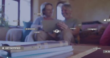 Dijital tablette video izleyen Kafkasyalı yaşlı çiftin bildiri çubuklarının canlandırılması. Dijital bileşim, çoklu pozlama, sosyal medya hatırlatıcısı, emeklilik, aşk, birliktelik, teknoloji.