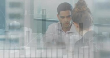 Ofiste el sıkışan kadın ve erkeğin istatistiksel veri işleme animasyonu. Bilgisayar arayüzü ve iş veri teknolojisi kavramı