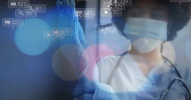 Maske takan ve eldiven takan çift ırklı kadın doktorlara uyarı çubukları. Dijital bileşik, çoklu pozlama, sosyal medya hatırlatıcısı, tıbbi, koruma ve sağlık konsepti.