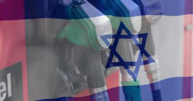 İsrail bayrağı üzerinde petrol pompalarının canlandırılması. Filistin İsrail çatışması, finans, iş ve petrol endüstrisi kavramı dijital olarak üretildi.