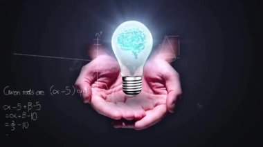 Kadın eli ve matematiksel veri işleme üzerinde beyni olan ampulün animasyonu. Küresel bilim, bilgisayar ve veri işleme kavramı dijital olarak oluşturulmuş video.