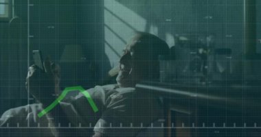 Büyüyen grafiğin animasyonu, cep telefonundan video izleyen yaşlı beyaz adamın numaralarını değiştirmek. Dijital bileşik, çoklu pozlama, rapor, iş, emeklilik ve teknoloji kavramı.