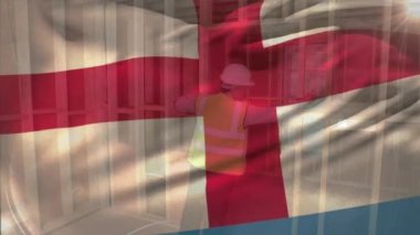 İngiliz bayrağının kafkas takan beyaz erkek mühendis üzerinde dalgalanması ölçü alıyor. Dijital bileşim, çoklu pozlama, meslek, güvenlik, hükümet ve vatanseverlik kavramı.