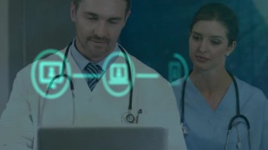 Çeşitli doktorlar üzerinde simge ağı animasyonu. Küresel tıp, işletme, bağlantılar, hesaplama ve veri işleme kavramı dijital olarak oluşturulmuş video.