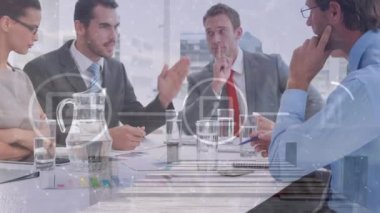 Ofiste tartışan çeşitli iş adamları grubuna karşı dijital simge ağının animasyonu. Küresel ağ ve iş teknolojisi kavramı