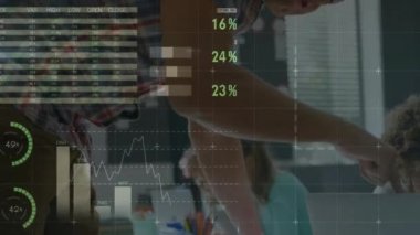 Çok renkli bilgi arayüzü animasyonu, çeşitli öğretmenler öğrencilere dizüstü bilgisayar kullanıyor. Dijital bileşik, çoklu pozlama, rapor, iş, çocukluk, birliktelik, küresel, teknoloji.