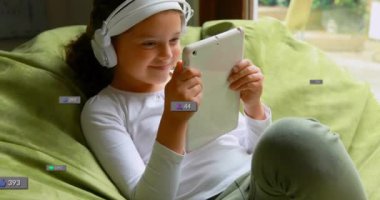 Tebligat barlarının animasyonu, kulaklık takan beyaz bir kız tabletten müzik videosu izliyor. Dijital kompozit, çoklu pozlama, çocukluk, sosyal medya anımsatıcı ve teknoloji kavramı.