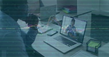 Ofisteki bilgisayardan yapılan video görüşmeleri üzerine birden fazla grafiğin animasyonu. Dijital bileşim, iş dünyası, rapor, ilerleme, takım çalışması, video konferansı, çevrimiçi ve teknoloji.