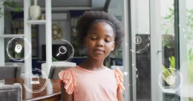 Afro-Amerikan kızın gülümseyip kameraya baktığı yerde daireler çizerek ikonun canlandırması. Dijital bileşim, çoklu pozlama, küreselleşme, eğitim, rapor, iş dünyası, eğitim ve çocukluk.