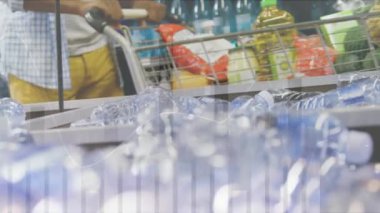 Finansal veri işleme ve marketten alışveriş yapan beyaz adamın animasyonu. Küresel iş, bağlantılar, hesaplama ve veri işleme kavramı dijital olarak oluşturulmuş video.