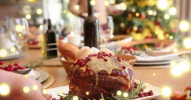 Yılbaşı yemeği için evdeki masada ışık lekelerinin canlandırılması. Noel, kutlama ve gelenek konsepti dijital olarak oluşturulmuş video.