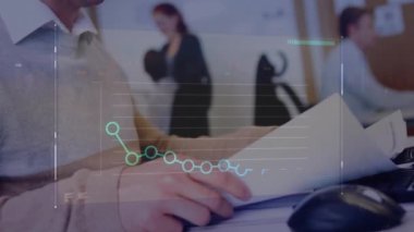 Kafkas işadamının ofisindeki kırmızı çizginin finansal veri işleme animasyonu. Küresel iş, bağlantılar, hesaplama ve veri işleme kavramı dijital olarak oluşturulmuş video.