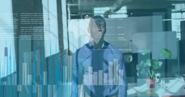 Birden fazla grafik ve verinin animasyonu. Ofiste dikilen gülümseyen Afrikalı Amerikalı adam hakkında. Dijital bileşik, çoklu pozlama, rapor, soyut, büyüme ve iş konsepti.