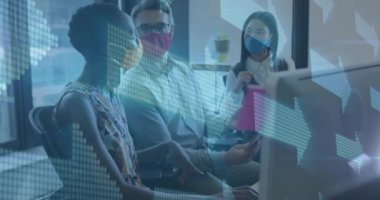 Maske takan ve ofiste raporları tartışan çeşitli iş arkadaşlarının üzerine birden fazla ok atılması. Dijital bileşik, çoklu pozlama, iş, yön, koronavirüs, takım çalışması ve teknoloji.