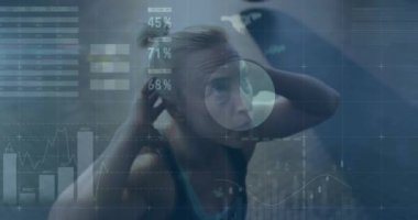 Beyazlı bir kadının spor salonunda mekik çekmesi üzerine çoklu bilgi arayüzü animasyonu. Dijital bileşik, çoklu pozlama, rapor, iş, büyüme, ilerleme, küresel ve uygunluk kavramı.