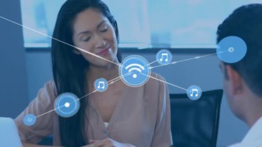 Ofisteki farklı insanlar üzerindeki simgelerle bağlantı ağının animasyonu. Küresel iş, hesaplama, ağlar, dijital arayüz ve dijital olarak oluşturulmuş video işleme kavramı.