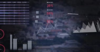 Şehir manzarasının havadan görüntüsüne karşı istatistiksel veri işleme arayüzünün animasyonu. Bilgisayar arayüzü ve iş veri teknolojisi kavramı
