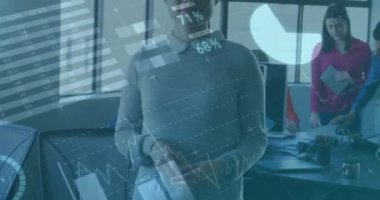 Asyalı iş kadını hakkında finansal veri işleme animasyonu. Küresel iş, finans, hesaplama ve veri işleme kavramı dijital olarak oluşturulmuş video.