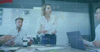 Ofisteki çeşitli iş adamları üzerinde kırmızı çizgiler ve veri işleme animasyonu. Küresel iş, finans, hesaplama ve veri işleme kavramı dijital olarak oluşturulmuş video.