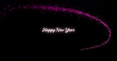 Yeni yıl metninin animasyonu siyah arkaplanda parlayan ışık izlerinin üzerinde. Yeni yıl, yeni yıl arifesi, parti, kutlama ve geleneksel konsept dijital olarak oluşturulmuş video.