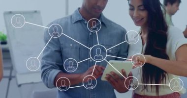 Ofiste tablet üzerinde tartışan kadın ve erkeğin profili simgelerinin oluşturulduğu bir ağ animasyonu. Küresel ağ ve iş teknolojisi kavramı