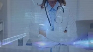 Kafkas kadın doktor üzerinde ikili kodlama veri işleme animasyonu. Küresel tıp, bilim, bağlantılar, hesaplama ve veri işleme kavramı dijital olarak oluşturulmuş video.
