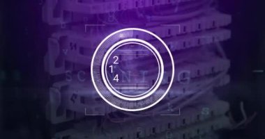 Yuvarlak tarayıcıdaki numaraların değiştirilmesi, bilgisayar sunucusu üzerinden siber güvenlik veri işlemesi. Bilgisayar arayüzü ve iş veri depolama teknolojisi kavramı