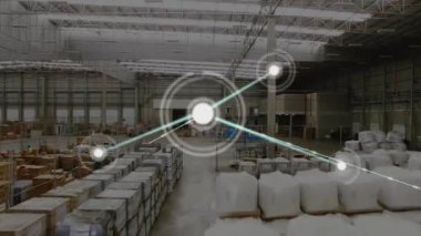 Depodaki malların hava görüntüsü üzerinden çizgilerle bağlantılı noktaların animasyonu. Dijital bileşik, çoklu pozlama, iletişim, teknoloji, nakliye ve dağıtım kavramı.