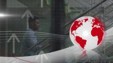 Küre ve okun animasyonu, çeşitli meslektaşların basamakları çıkarken konuşmaları üzerine işaretler koyuyor. Dijital bileşim, iş, ilerleme, büyüme, küreselleşme, takım çalışması, koridor ve ofis.