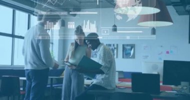 Muhtelif iş arkadaşlarının ofiste raporları tartışırken grafiklerin, yerkürenin ve külçelerin canlandırılması. Dijital bileşik, çoklu pozlama, iş, küreselleşme, takım çalışması ve teknoloji kavramı.