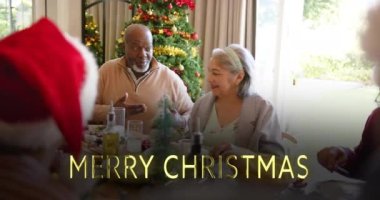 Mutlu noel mesajlarının animasyonu evdeki yılbaşı yemeğinde çeşitli son sınıf arkadaşlarının mesajları üzerine. Noel, kutlama ve gelenek konsepti dijital olarak oluşturulmuş video.