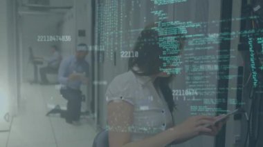 Sunucu odasında çalışan çeşitli erkek ve kadın mühendislere karşı veri işleme animasyonu. Siber güvenlik ve iş veri depolama teknolojisi kavramı