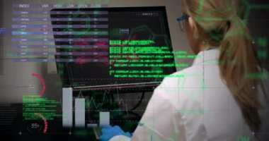 Kafkas kadın bilim adamının laboratuvarda bilimsel veri işleme animasyonu. Küresel araştırma, tıp, bilim, hesaplama ve veri işleme kavramı dijital olarak oluşturulmuş video.