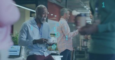 Ofiste gülümseyen kahve fincanı ile konuşan Afrikalı Ameircn adama karşı ikili kodlama animasyonu. Bilgisayar arayüzü ve iş teknolojisi kavramı