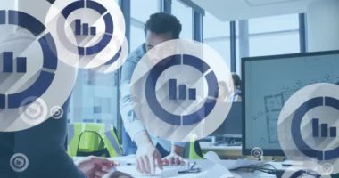 Grafik simgesinin çeşitli mimarlar üzerinde daireler çizerek plan üzerinde tartışması. Dijital bileşik, çoklu pozlama, rapor, iş, planlama, meslek ve takım çalışması kavramı.