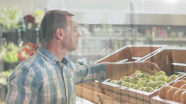 Marketten alışveriş yapan beyaz adamın mali veri işleme animasyonu. Küresel iş, bağlantılar, hesaplama ve veri işleme kavramı dijital olarak oluşturulmuş video.