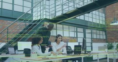 Dizüstü bilgisayarla ilgili raporları tartışan çeşitli iş arkadaşlarının bilgisayar dilinin animasyonu. Dijital bileşik, çoklu pozlama, takım çalışması, kodlama, programlama dili ve teknoloji kavramı.