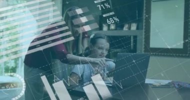 Beyazlı annenin kızına dizüstü bilgisayar kullanmasında yardım etmesi üzerine bilgi arayüzü animasyonu. Dijital bileşim, çoklu pozlama, rapor, iş dünyası, birliktelik, küresel ve teknoloji kavramı.